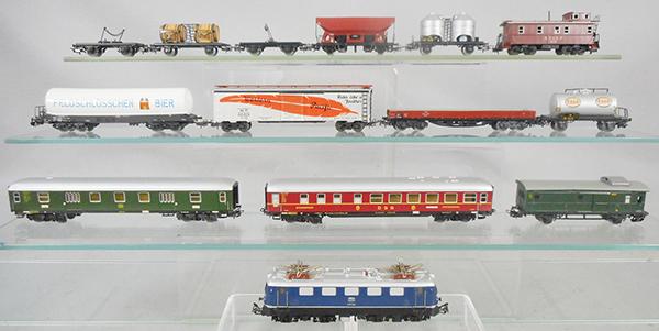 MARKLIN TRAIN SET: HO ga, 3034 loco, 4026 baggage, 4024 spiesewagen, 4003 baggage, 4632 beer tanker, 4571 WP box car, 4514 gondola, 4501 Esso tanker, 361G lumber cars, 4510 vine car, 4631 hopper, 4511 container car, 457