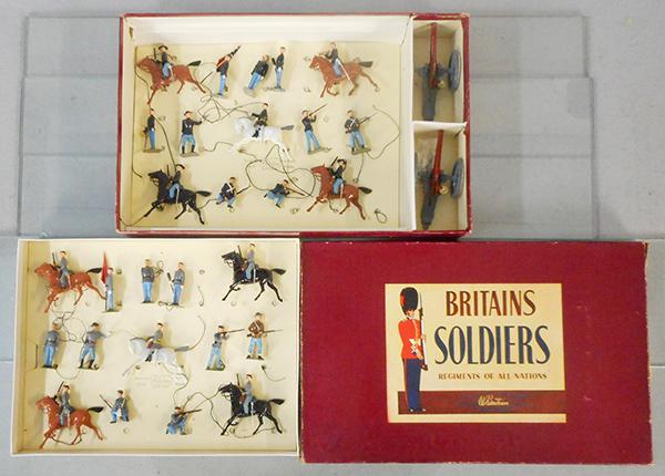 BRITAINS 9485 USA CIVIL WAR TROOPS: 30 figures, half are Union, half are Confederate, all are loose on cards, orig box & inserts minor wear, C8-9.