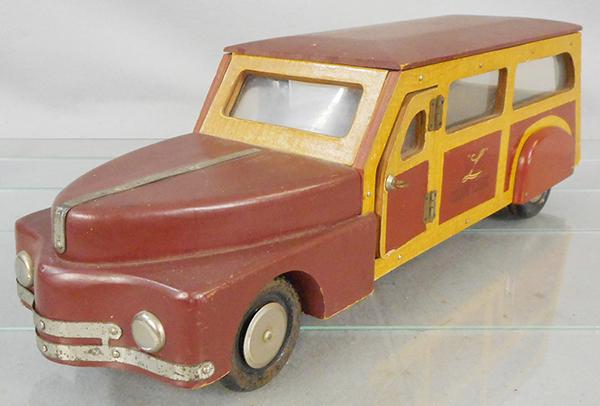 BUDDY L 371 STATION WAGON: wood, 19 in long, small decal chip on side, tailgate not attached, needs 4 small nails, C7-8.