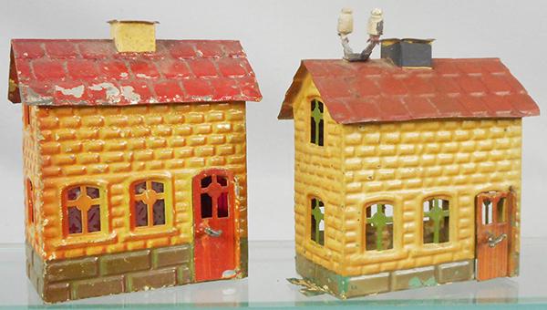 2 MARKLIN ACCESSORY HOUSES (1 of 2)