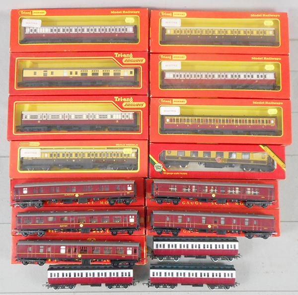 TRIANG HORNBY COACHES: HO ga, 2-rail, R427, 2 R428, R27, R26, R229, R747, R627, R339, R422, R423, R424, R425, & 3 unboxed coaches, orig boxes & inserts minor wear, C7-9.