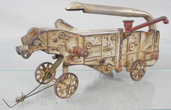 ARCADE 451 McCORMICK-DEERING THRESHER (1 of 2)