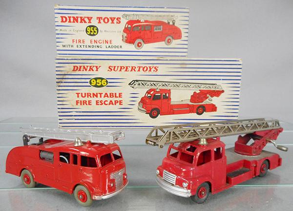 2 DINKY FIRE ENGINES (1 of 2)