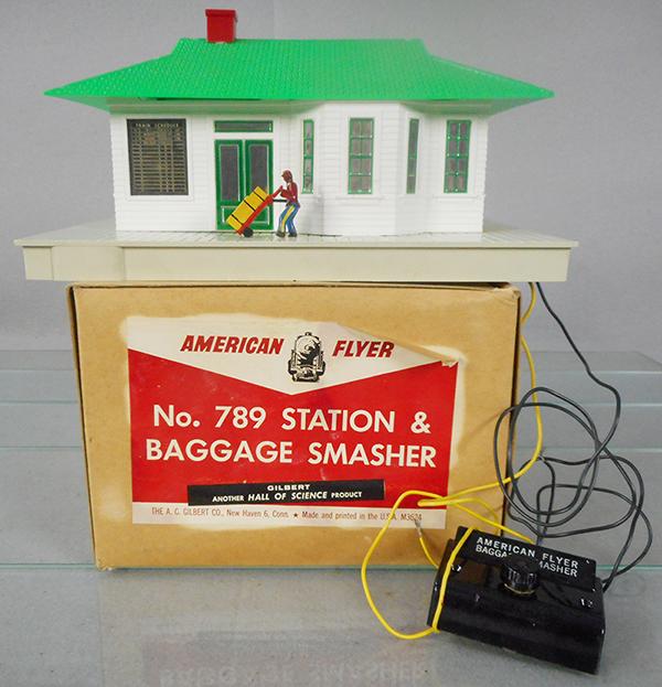 AMERICAN FLYER 789 STATION & BAGGAGE SMASHER (1 of 1)