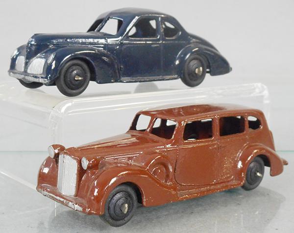 2 DINKY AUTOS: 39F Studebaker, dark blue, 39A Packard, brown, both have black hubs & black baseplates, made in England, C8.
