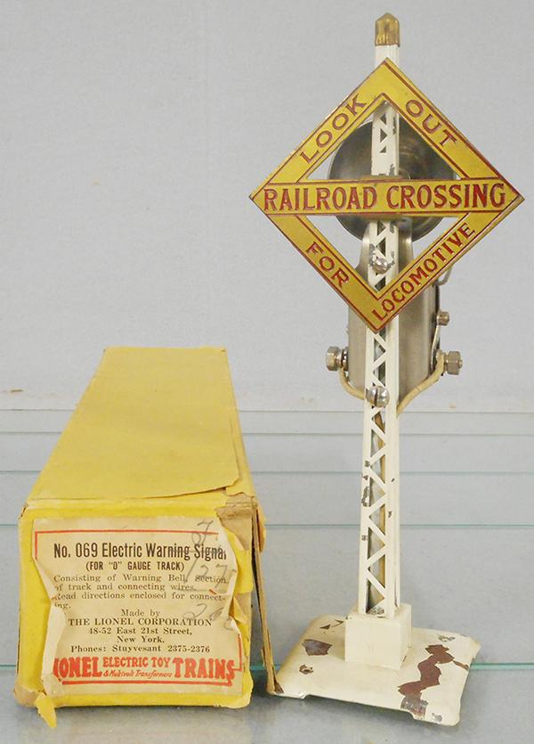LIONEL 069 WARNING SIGNAL: O ga, white, paint flaking on base, w/activator track, orig box minor wear, C7-8.