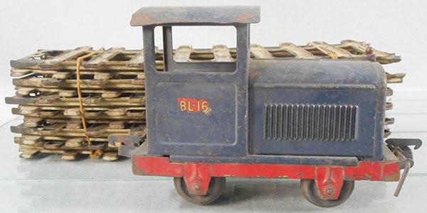 BUDDY L INDUSTRIAL TRAIN: painted pressed steel, loco w/12 pieces of track, all repainted, C5-6.