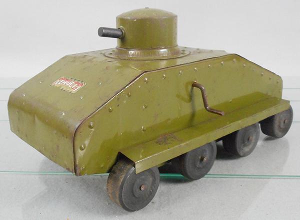 STRUCTO 103 ARMY TANK: painted pressed steel, w/8 wooden wheels, unpowered, crank revolves turret making gun noise, C5-6.