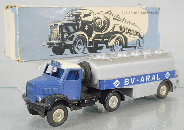 MARKLIN 8000 BV-ARAL TANK: die cast, blue, white & silver, orig box worn & missing ends, C8.