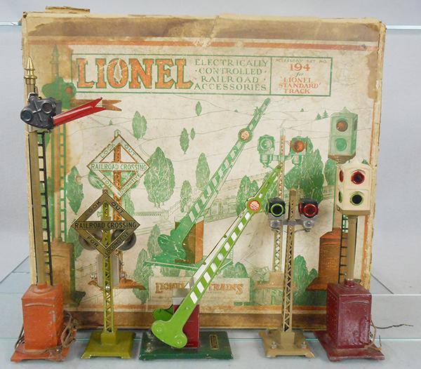 LIONEL 194 ACCESSORY SET: std ga, 80 semaphore, 69 warning sign, 77 crossing gate, 78 train control, 76 block signal w/track, orig boxes minor wear, orig set box has worn top, C6-8.