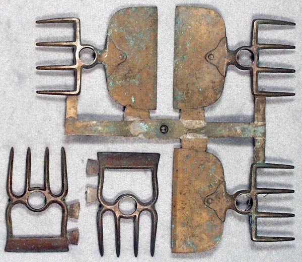 J&E STEVENS TOY RAKE BRONZE PATTERNS: 2 small patterns, 3 1/4 in long; 3 large patterns, 4 in long, on casting trees, Excellent.