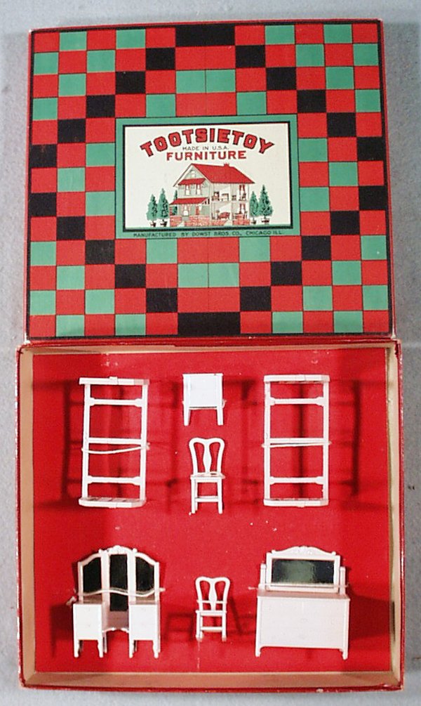 047: TOOTSIETOY 6P PINK BEDROOM SET: contains 7 pieces, tied to insert, orig box & insert, C8-9.