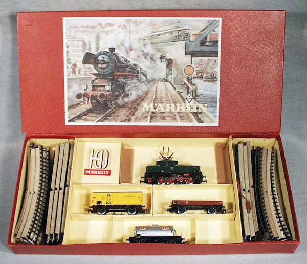 MARKLIN CE807-3 TRAIN SET: HO ga, CE800 loco, unrun, 4501 Esso tank, 4503 gondola, 4509 banana box car, w/track, orig set box & inserts, C8-9.