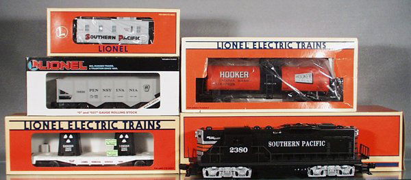 LIONEL TRAIN SET: O ga, 18562 SP loco, 19806 hopper, 16689 toxic waste car, 17909 tank car, 16586 caboose, orig boxes minor wear, C8-9.