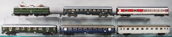 MARKLIN TRAIN SET: HO ga, 3036 loco, 4037 coach, 4054 speisewagen, 4026 baggage, 4053 coach, 4076 coach, C5-6.