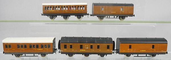 EXLEY LNER COACHES: HO ga, 32, 113, 13, 335, 200, metal, ca 1953, C6-8.