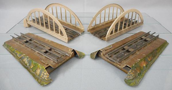 MARKLIN BRIDGE: O ga, handpainted tin, 41 in long when assembled, locking latches working, can be 3 rail or 2 rail by sliding out 3rd rail, C6-7.
