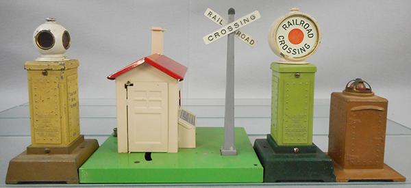 4 LIONEL ACCESSORIES: O ga, 83 traffic signal, 45 gateman, w/gray pole, 87 railroad crossing signal, 91 circuit breaker, C5-7.
