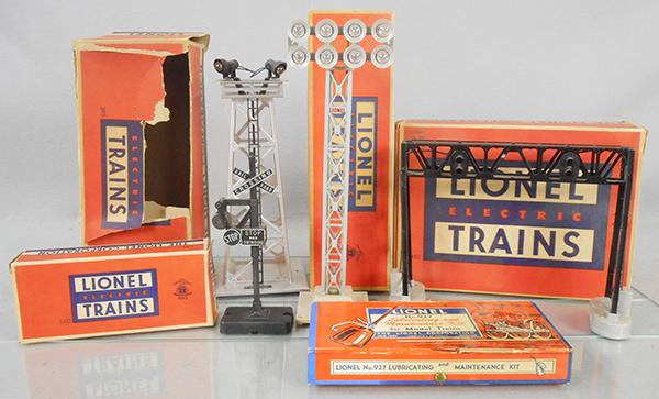 5 LIONEL ACCESSORIES: O ga, 140 banjo signal, 1 crossbuck bent, 927 lubricating kit, 450 signal bridge, 195 railroad yard floodlight tower, 395 floodlight tower, orig boxes, 1 rough, C7-8.