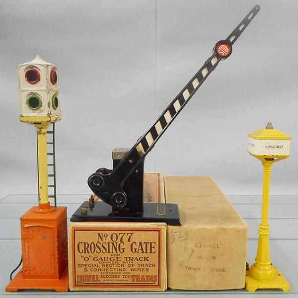 LIONEL & AMERICAN FLYER ACCESSORIES: O ga, Lionel 078 train control signal, w/incom rubberstamped plain brown orig box, American Flyer 2032 crossing gate, rubberstamped on bottom, w/incom Lionel box, 2013 street lamp, orig box incom, C5-