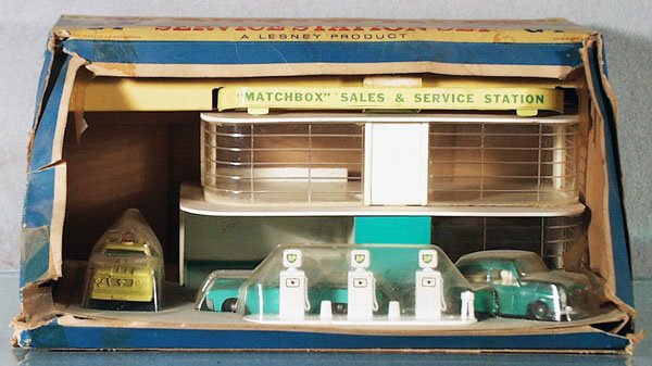 MATCHBOX GIFT SET G1 SERVICE STATION: complete & unassembled, cars are sealed on card, orig box rough, box window loose & dirty but there, C8.