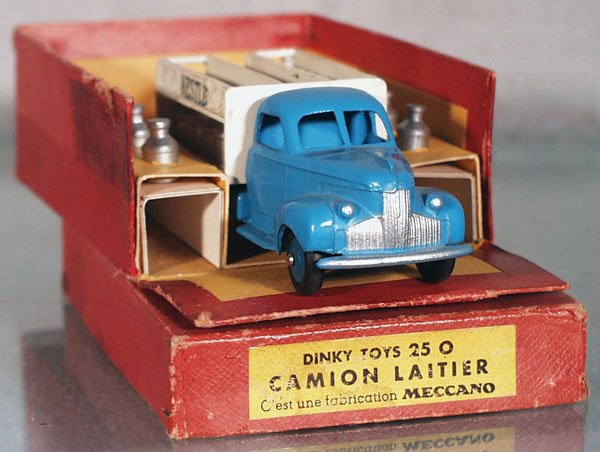 FRENCH DINKY 25 O STUDEBAKER NESTLE MILK TRUCK: both rear tires have a flat spot, orig box minor wear, C7-8.