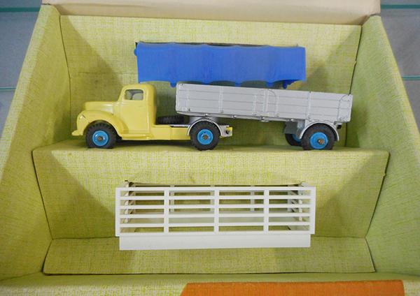 DINKY 424 COMMER CONVERTIBLE ARTICULATED TRUCK (1 of 2)