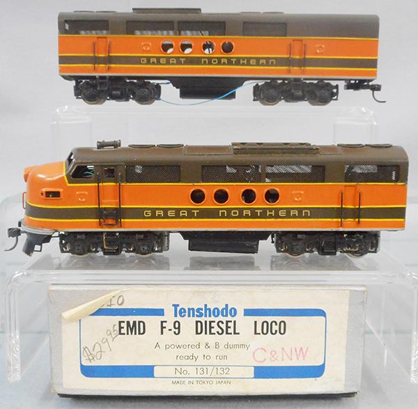 TENSHODO 131/132 GREAT NORTHERN F9 DIESELS: HO ga, 2-rail, restored to Great Northern livery, minor paint wear on loco tops, orig box minor wear, C8.