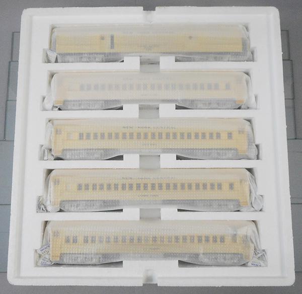 MTH 20-4029 5-CAR GOLD MADISON SET (1 of 2)