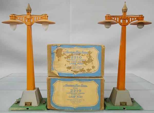 2 AMERICAN FLYER 2210 LAMP POSTS (1 of 2)
