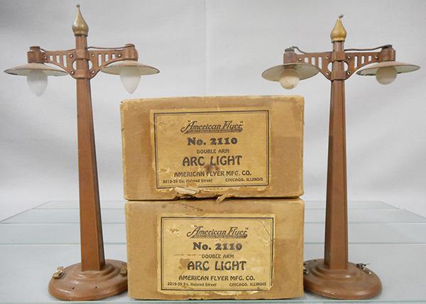 2 AMERICAN FLYER 2110 ARC LIGHTS (1 of 2)