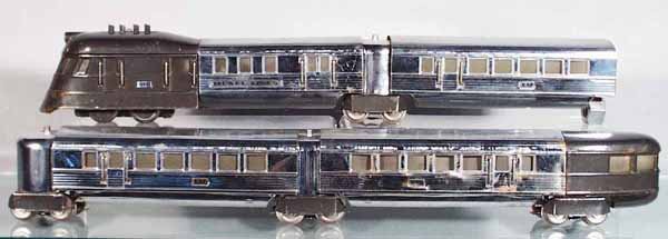 LIONEL FLYING YANKEE TRAIN SET: O ga, 616 loco, scrapes & oxidation on front cowl, 2 #617 coaches, 1 has oxidation on 1 side, 618 obsv, oxidation on 1 side, large paint loss area & wear on boattail, some of the vestibule wheels are 