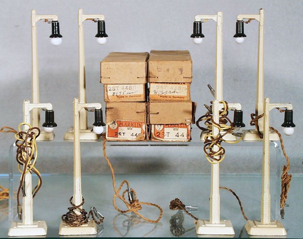 8 MARKLIN 448/1 STREET LAMPS: HO ga, painted die cast, some have minor fatigue & chipping, 4 orig boxes only, 1 box missing top, C6-8.