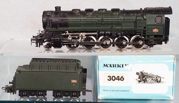 MARKLIN 3046 LOCO & TENDER: HO ga, green, orig box minor wear, C8-9.