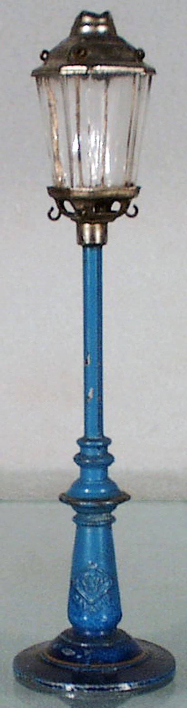 BING 10/629 STREET LAMP: handpainted tin, die cast base, glass lamp, some paint chipping, 7 1/2 in long, C5-6.