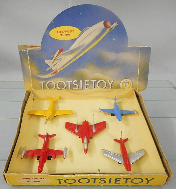 TOOTSIETOY 5698 AIRPLANE SET (1 of 2)