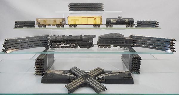LIONEL TRAIN SET (1 of 2)