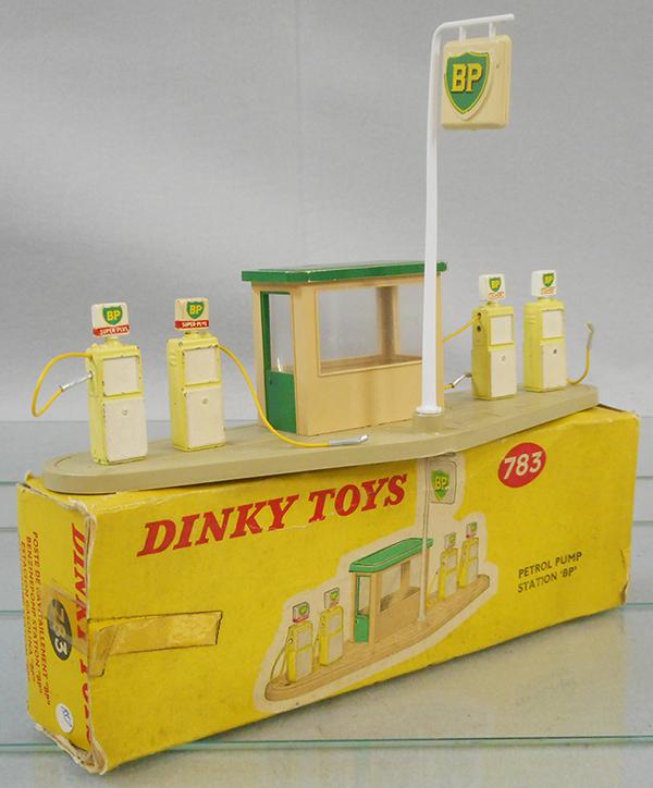 DINKY 783 BP PETROL PUMPS (1 of 2)