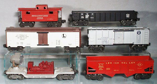 6 LIONEL FREIGHT CARS: O ga, 2472 caboose, 6462 gondola, 3662 reefer, chip on roof edge, 3454 automatic merchandise car w/2 cubes, 6520 serachlight, 6456-75 hopper, glossy red, C5-6.