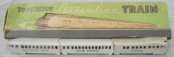 TOOTSIETOY 196 STREAMLINED TRAIN (1 of 2)