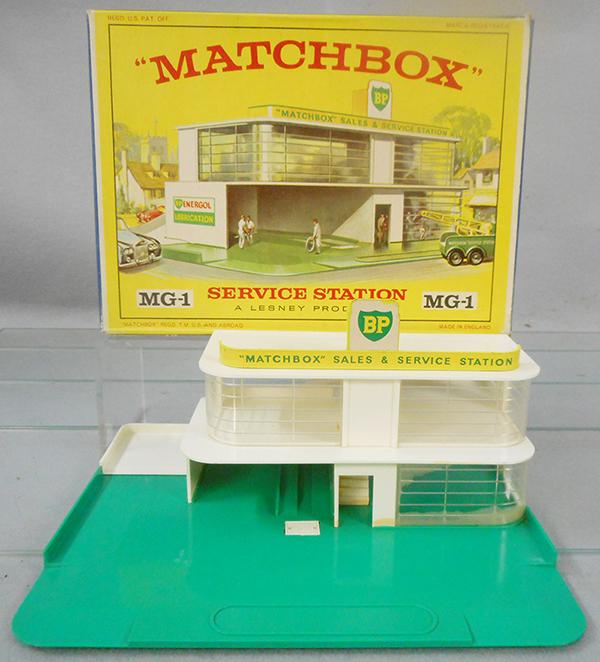 MATCHBOX MG-1 BP SERVICE STATION (1 of 2)