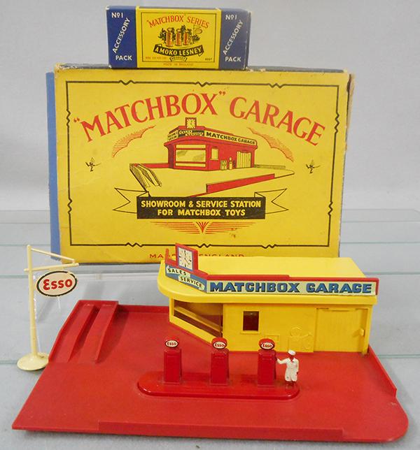 MATCHBOX MG1A1 GARAGE (1 of 1)