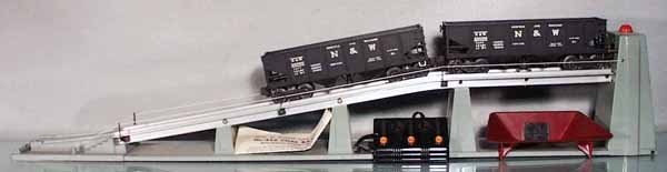LIONEL 456 COAL RAMP: O ga, light gray, w/2 #3456 operating N&W hoppers, controller & bin, C6-7.