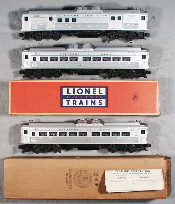 LIONEL BUDD TRAIN SET: O ga, 400 loco, small stress crack to 1 side door, orig box & insert, 2559 passenger car, orig box has 1 end taped, 2550 mail car, 1 side of car has silver paint overspray, C5-6.