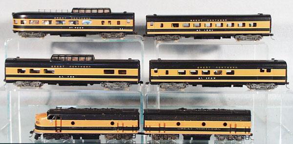 TENSHODO GREAT NORTHERN TRAIN SET: HO ga, 2-rail, painted brass & litho tin, F9 AB locos w/4 coaches, some playwear, C5-7.