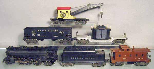 LIONEL TRAIN SET: O ga, 1666 loco, missing 1 headlight jewel, 2466W tender, 2 melt marks on bottom, 6456 hopper, 6461 transformer, 2560 crane, 2357 caboose, C5-7.