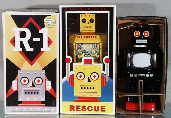 5 CONTEMPORARY ROBOTS: China & Japan, litho tin & plastic, battery operated, all working, 11 1/4" to 13 1/4" tall, 1 robot has scraped shoulders, orig boxes have some minor wear, C7-9.