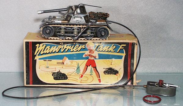 GESCHA 65-6-F TANK: litho tin, clockwork working, w/driver, net & 2 tools, die cast remote control steering wheel broken but there, orig box worn, C7-8.