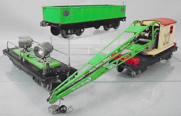 3 LIONEL FREIGHT CARS (1 of 2)