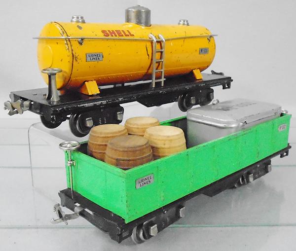 2 LIONEL FREIGHT CARS (1 of 2)